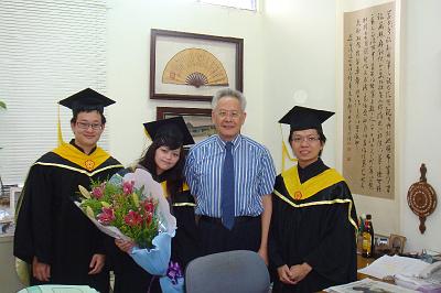 2009 (54).JPG - June 6, 2009 海洋畢業典禮 (老師與研究生畢業生合影)